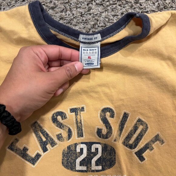 Old Navy East Side 22 Athletic Vintage Fit T-Shirt XL Yellow & Navy Cotton Mens - Picture 3 of 5